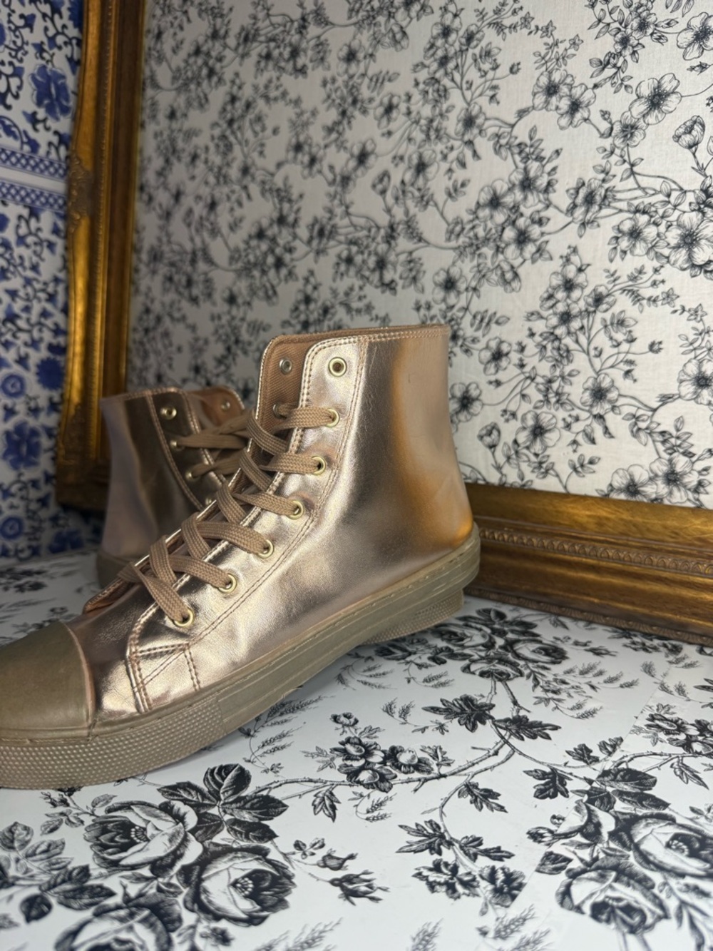 Qupid Narnia-08 Metallic Rose Gold High Top Sneakers Sz 8 ✨